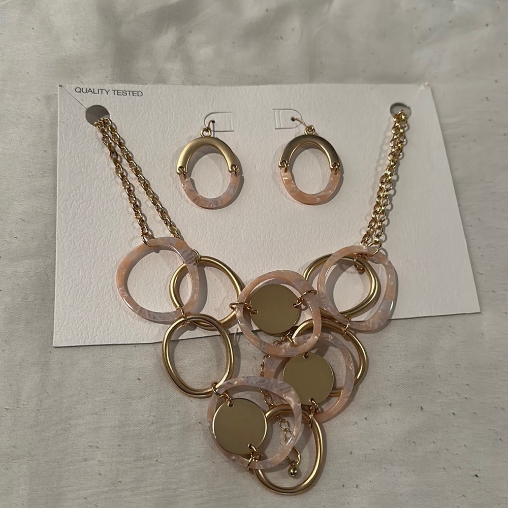 Necklace set with matching earrings!